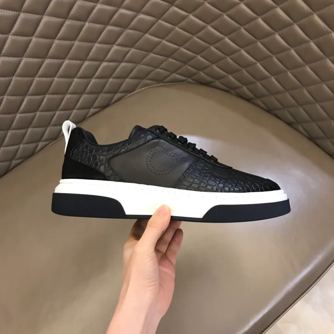 p420 "Salvatore Ferraga**" men's low-cut fashion sneakers. This casual shoe has a novel structure and is made of soft calfskin. The contrasting color elements on the upper highlight the bold and avant-garde atmosphere. The first-layer cowhide lining is high-end and comfortable. Energetic and fresh, these shoes can be worn with casual looks or add a touch of street style to elegant trousers.  Size: 38-44